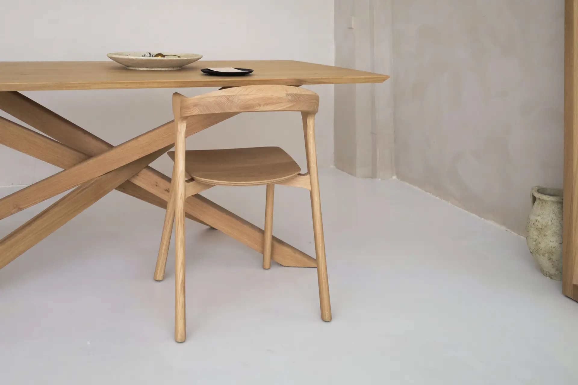 Minimalist dining chair